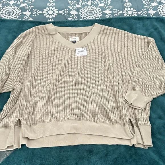 American Eagle Outfitters Cream V-Neck Sweater - Picture 2 of 3